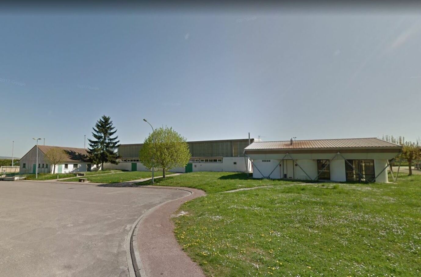 Communauté de Communes de l'Aillantais - Google Street View - Vue du gymnase et du mille-club depuis le parking